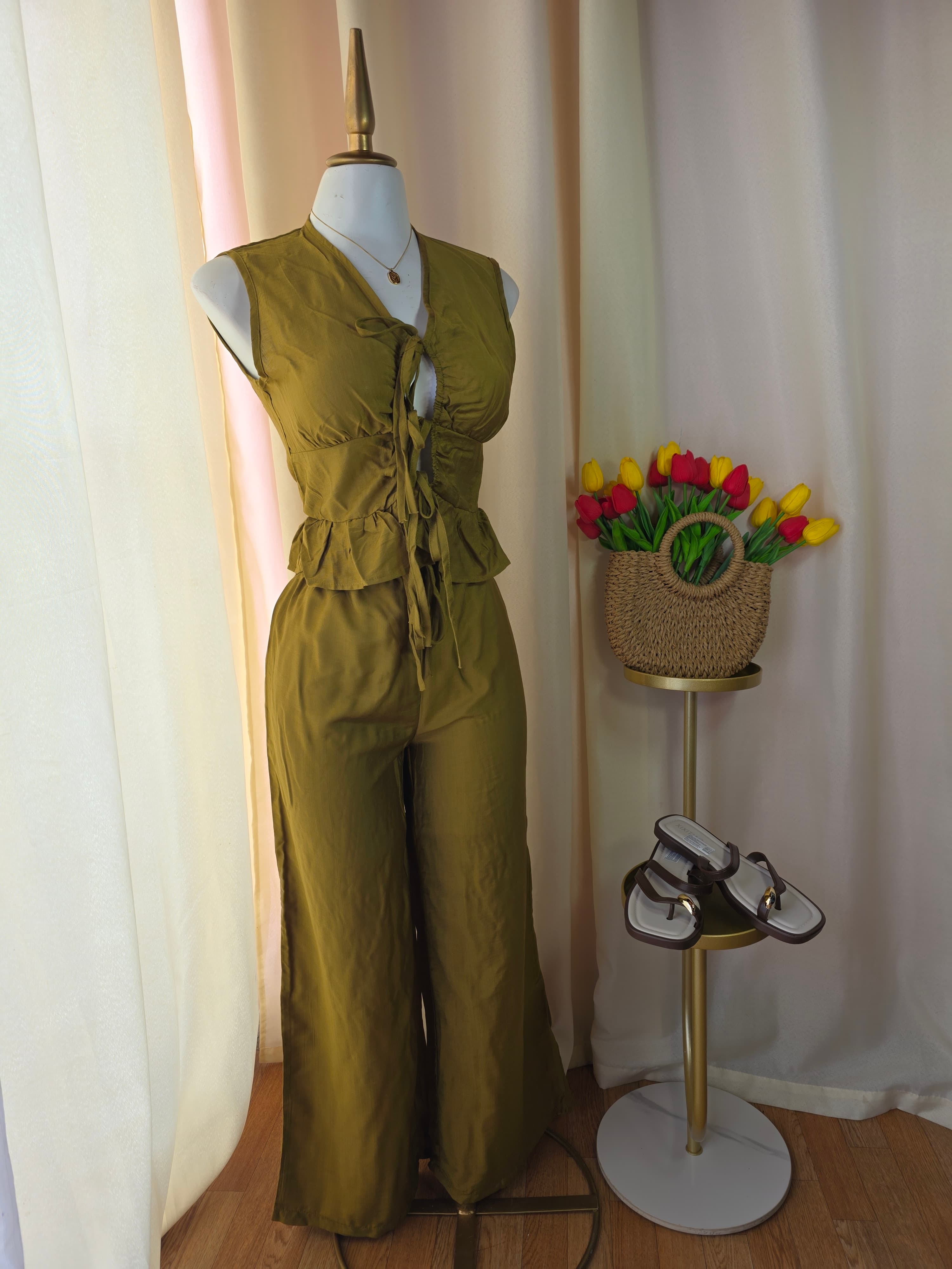 Conjunto de blusa peplum y pantalón palazzo con amarre frontal