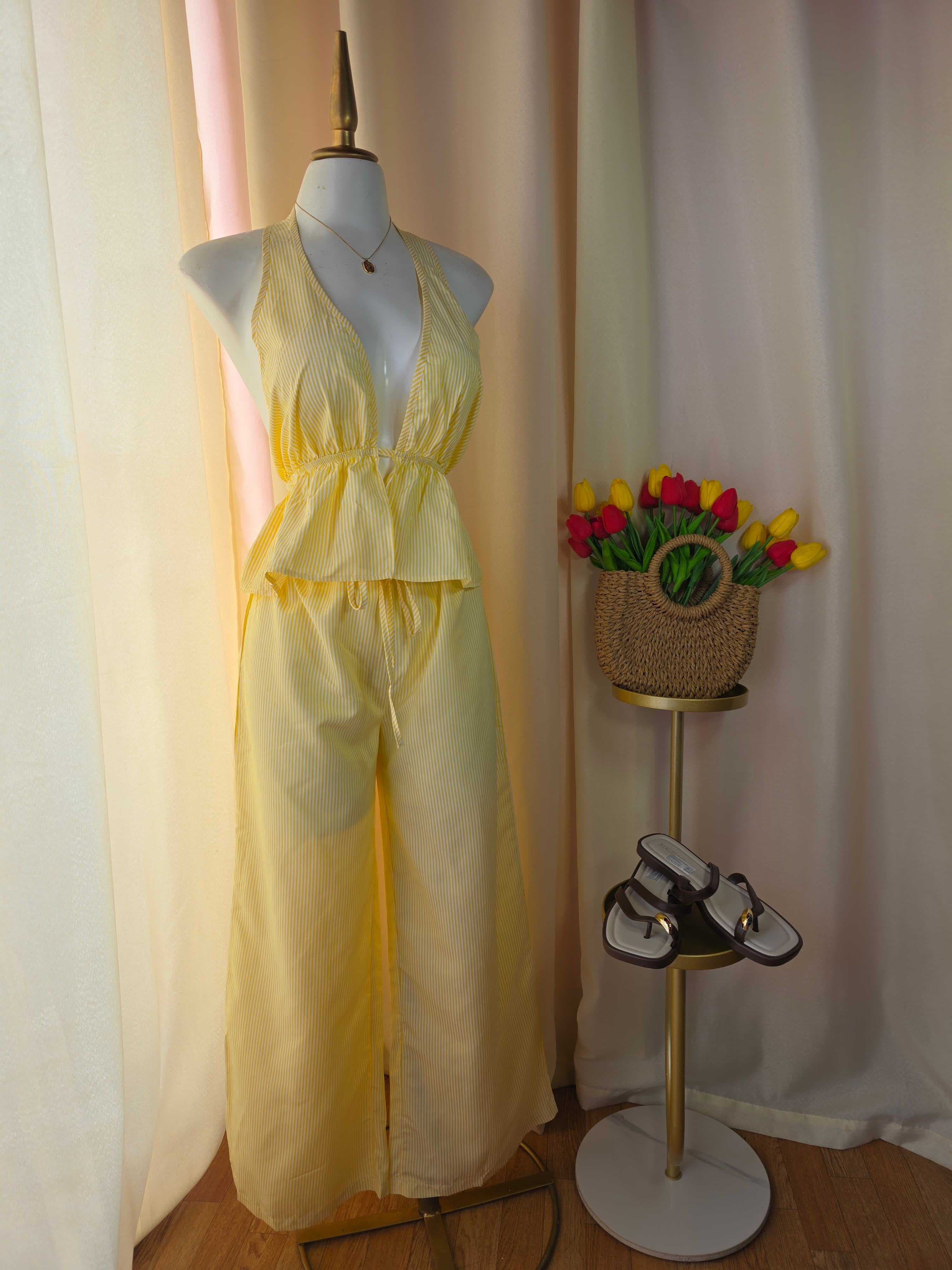 Conjunto amarillo a rayas de top halter y pantalón palazzo