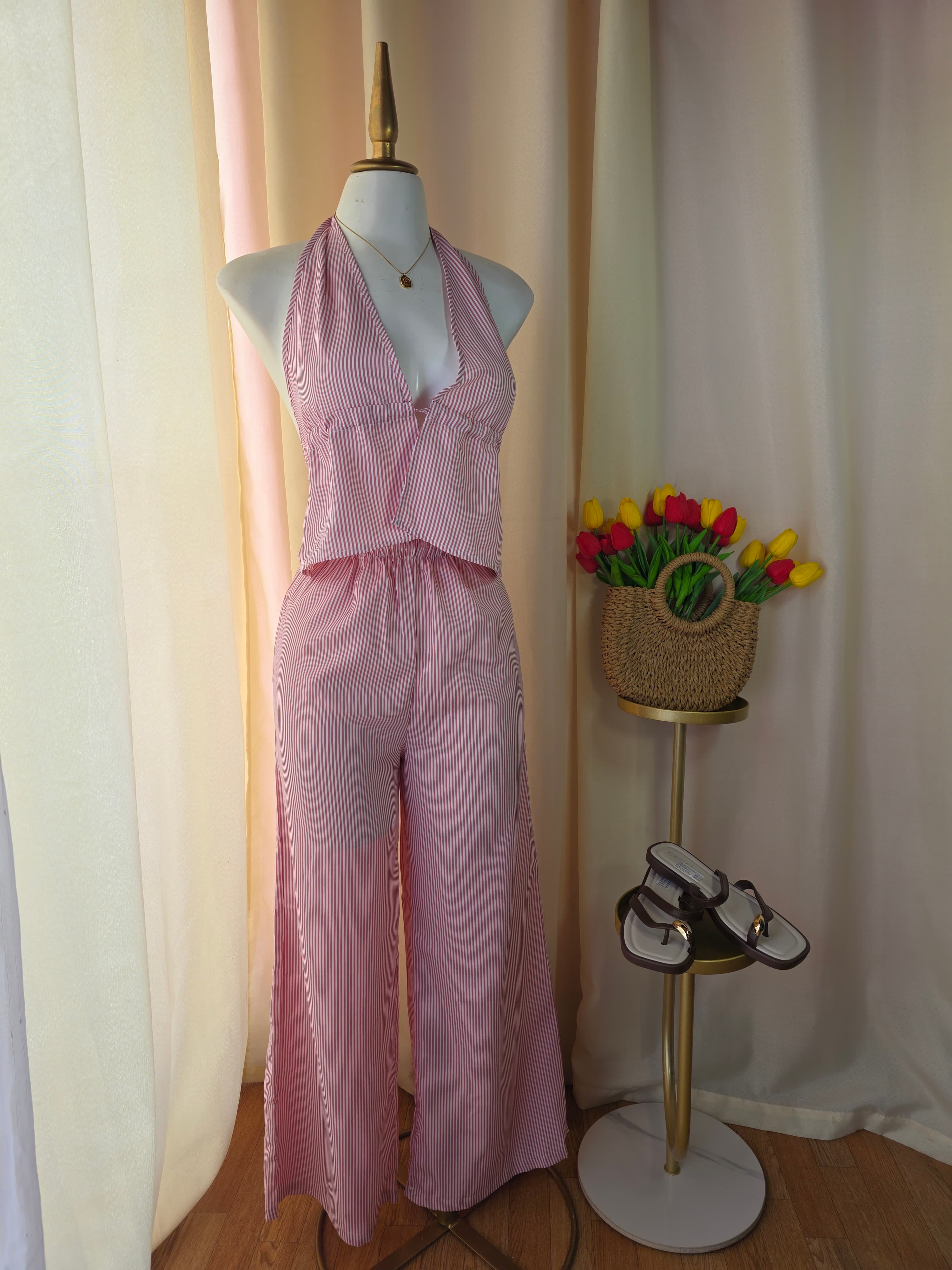 Conjunto de blusa halter y pantalón palazzo a rayas