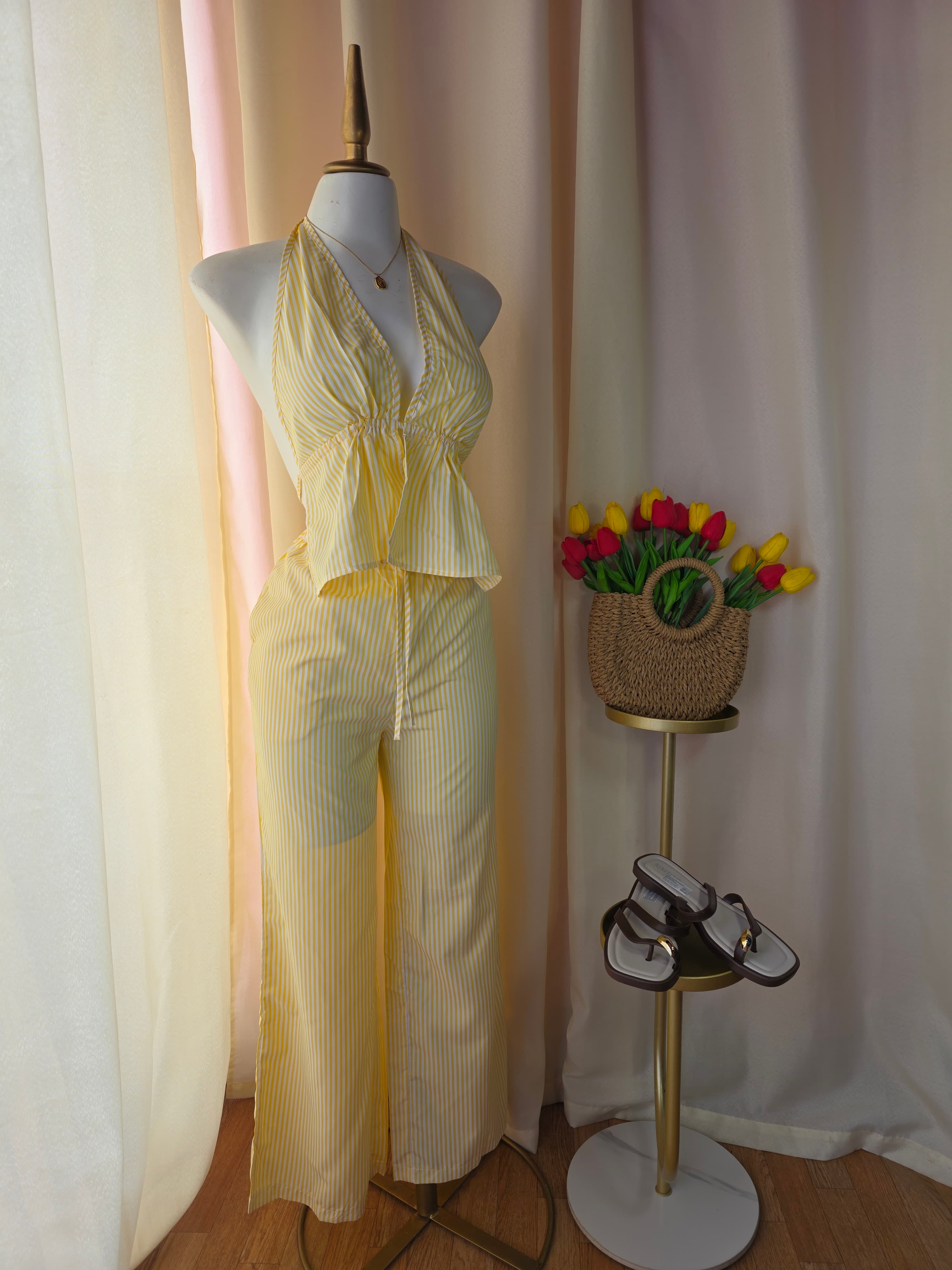 Conjunto de blusa halter y pantalón palazzo a rayas