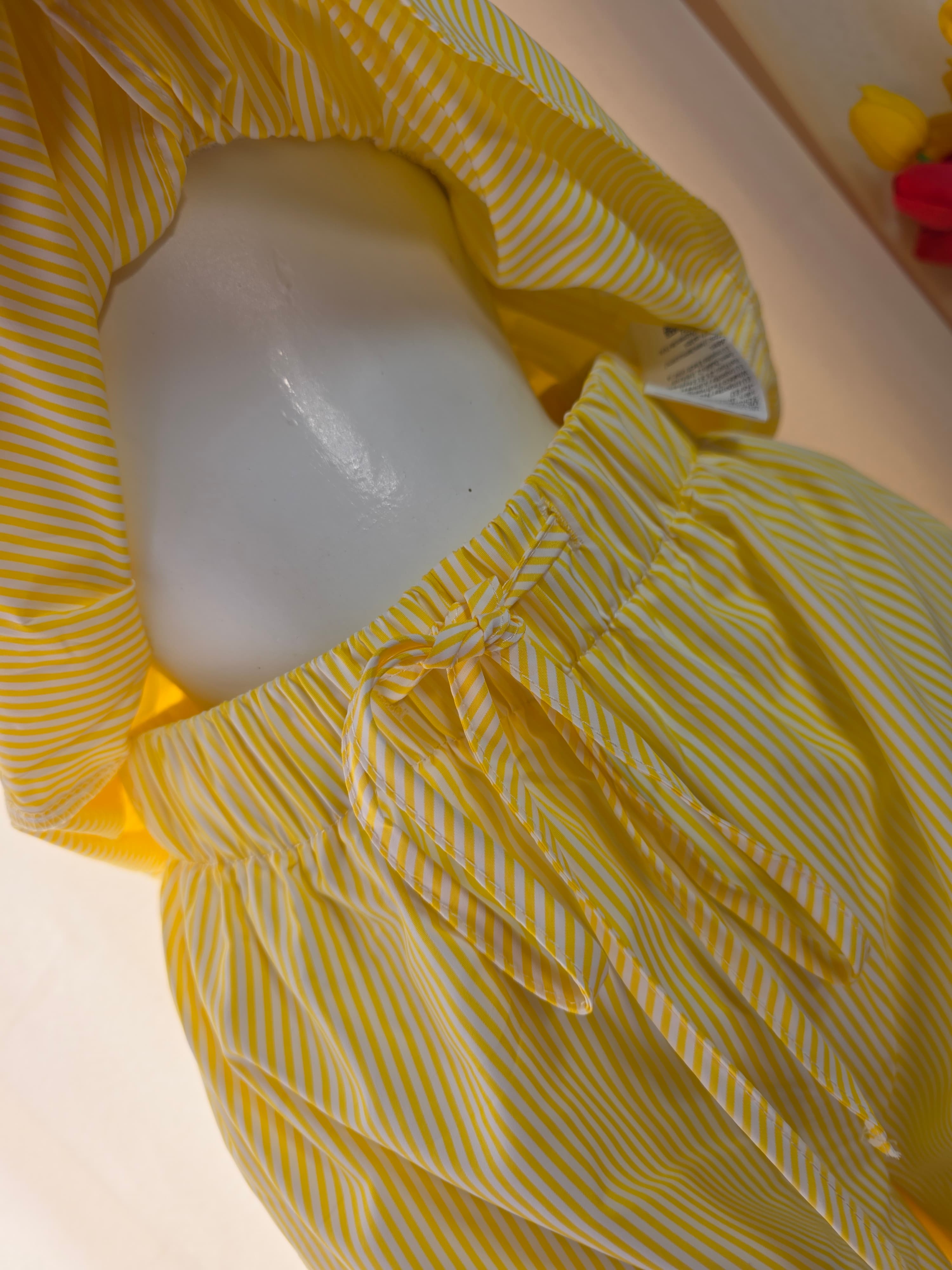 Conjunto amarillo a rayas de top halter y pantalón palazzo