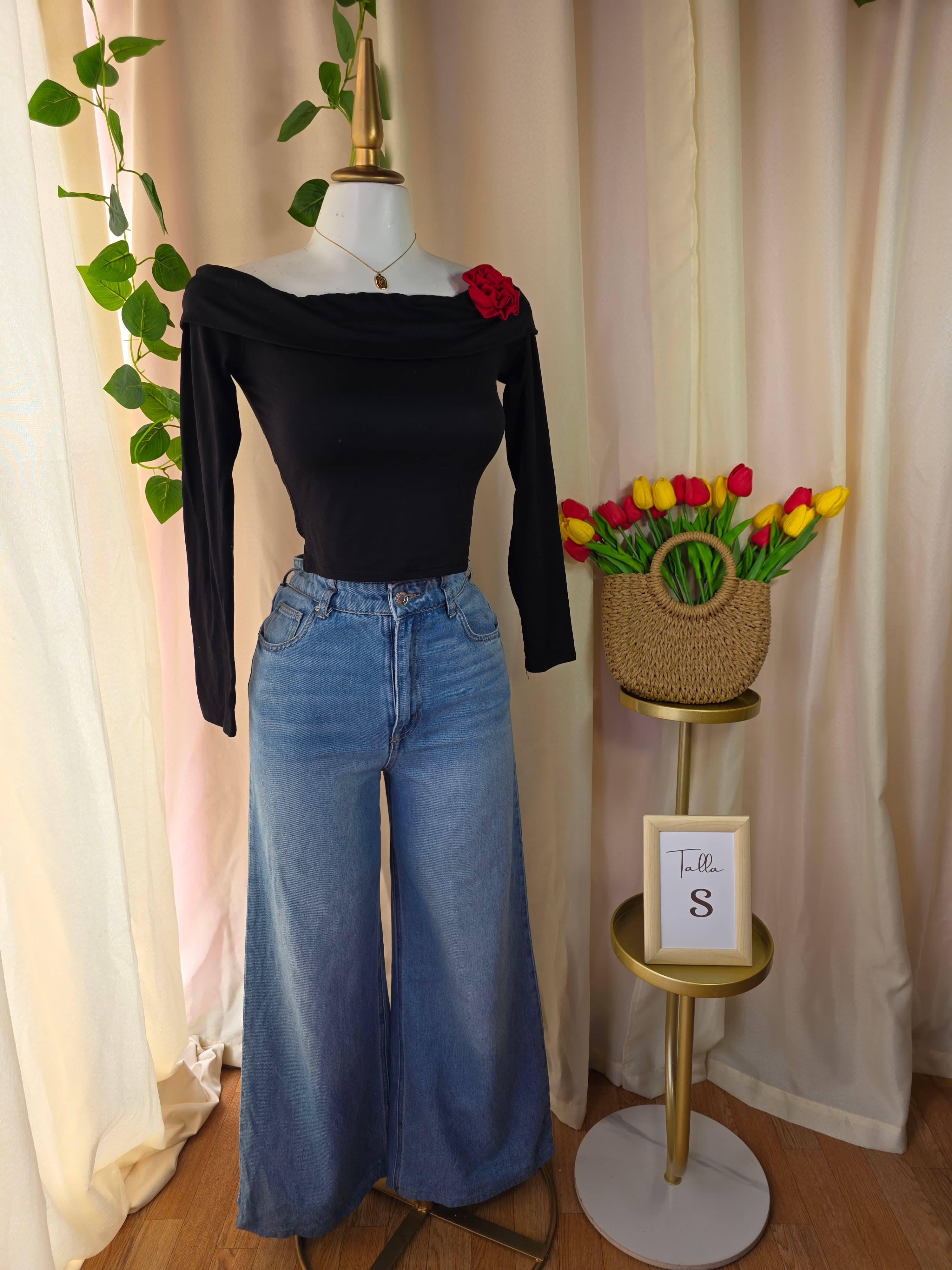 Blusa Con detalle de flor roja