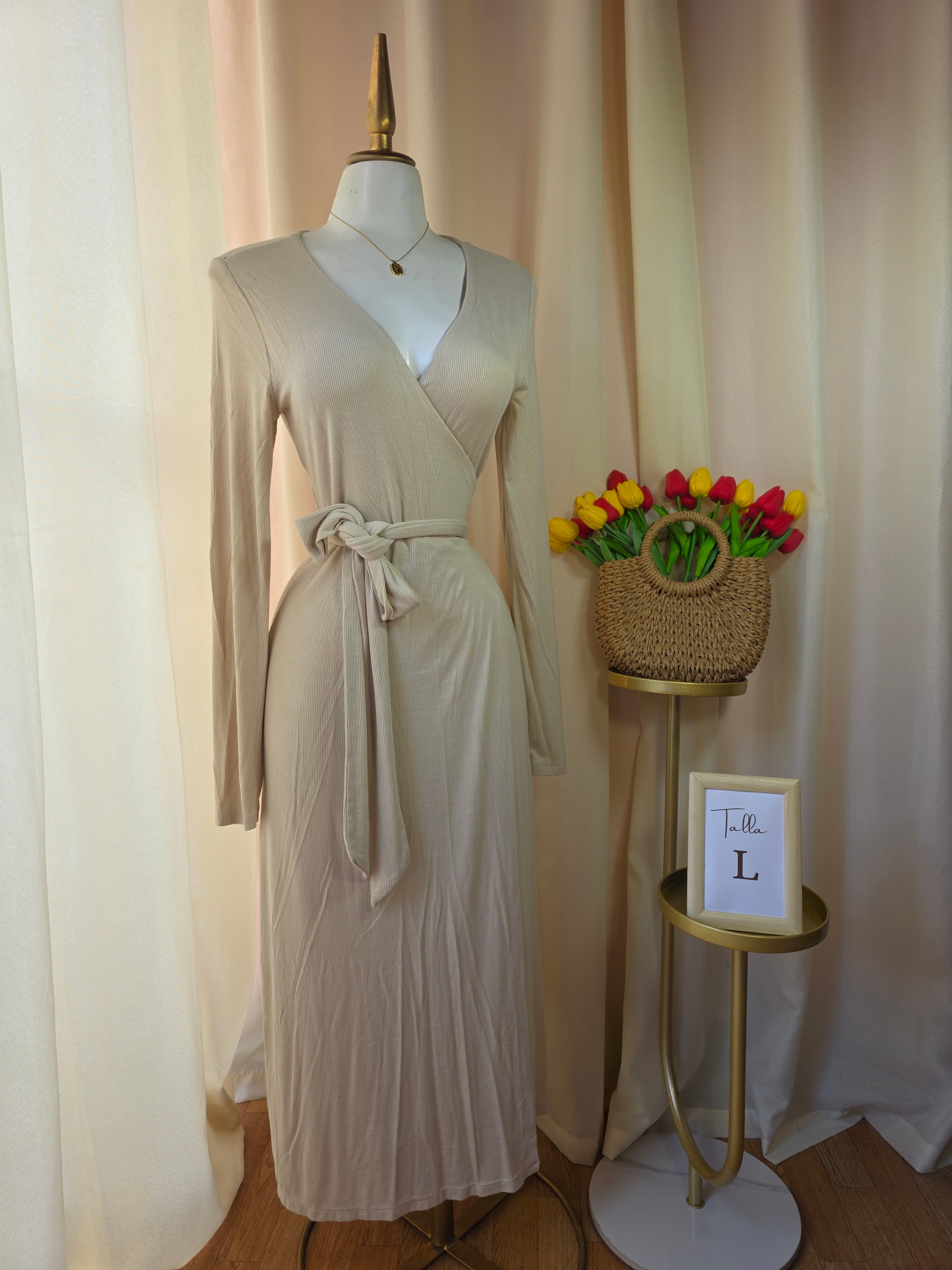 Vestido cruzado beige de manga larga con lazo ajustable