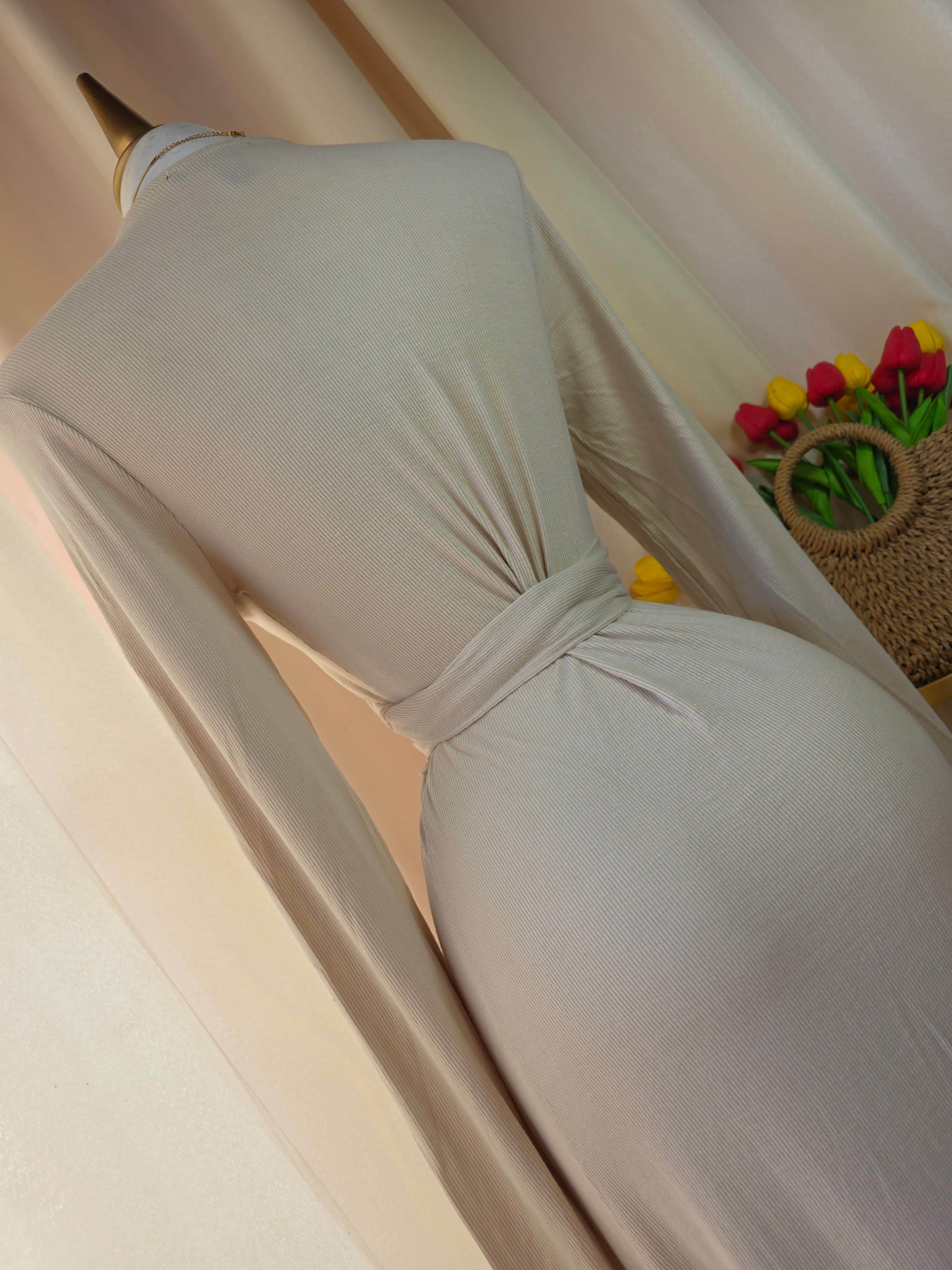 Vestido cruzado beige de manga larga con lazo ajustable