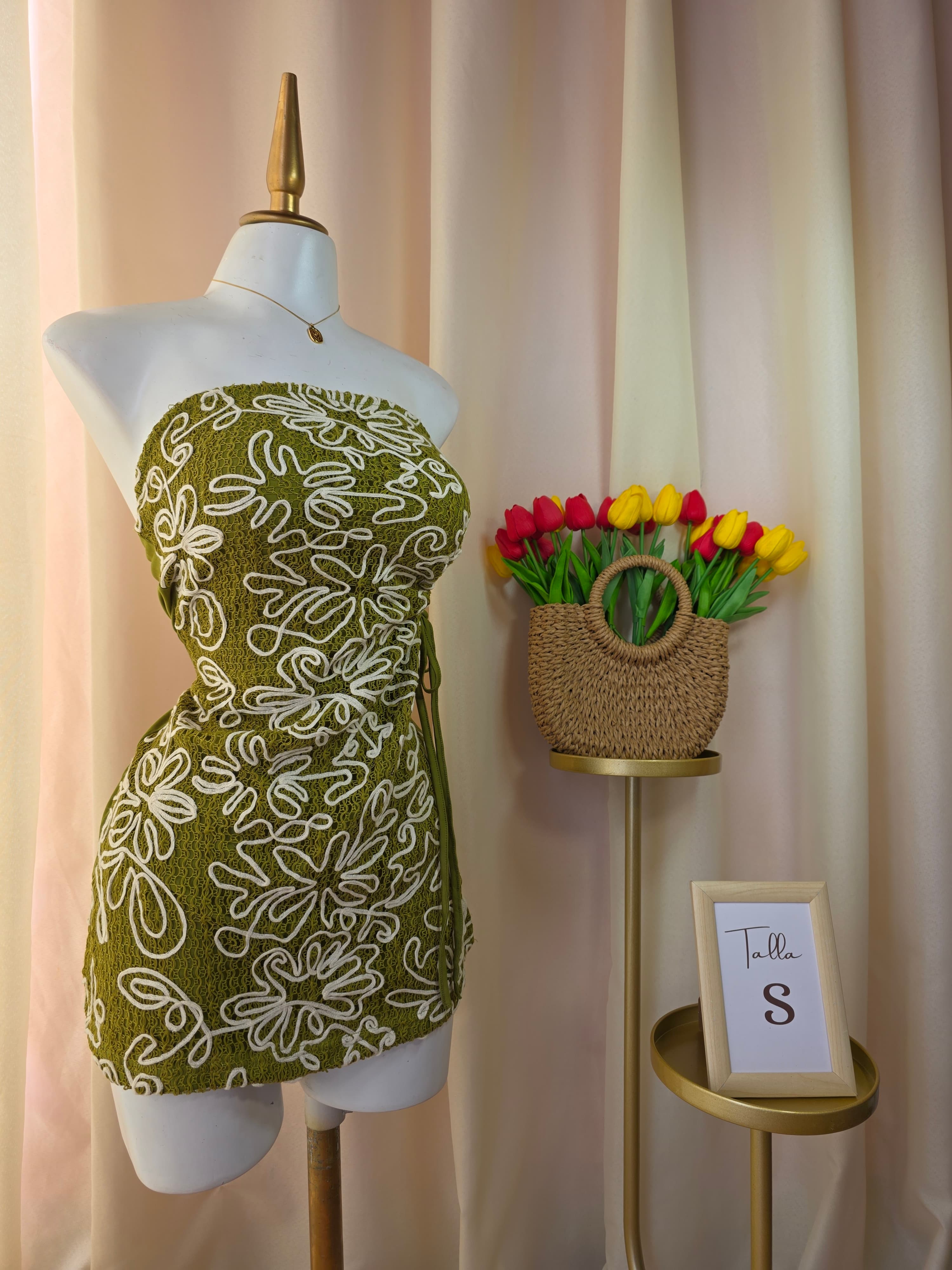 Vestido corto strapless verde oliva con bordado floral