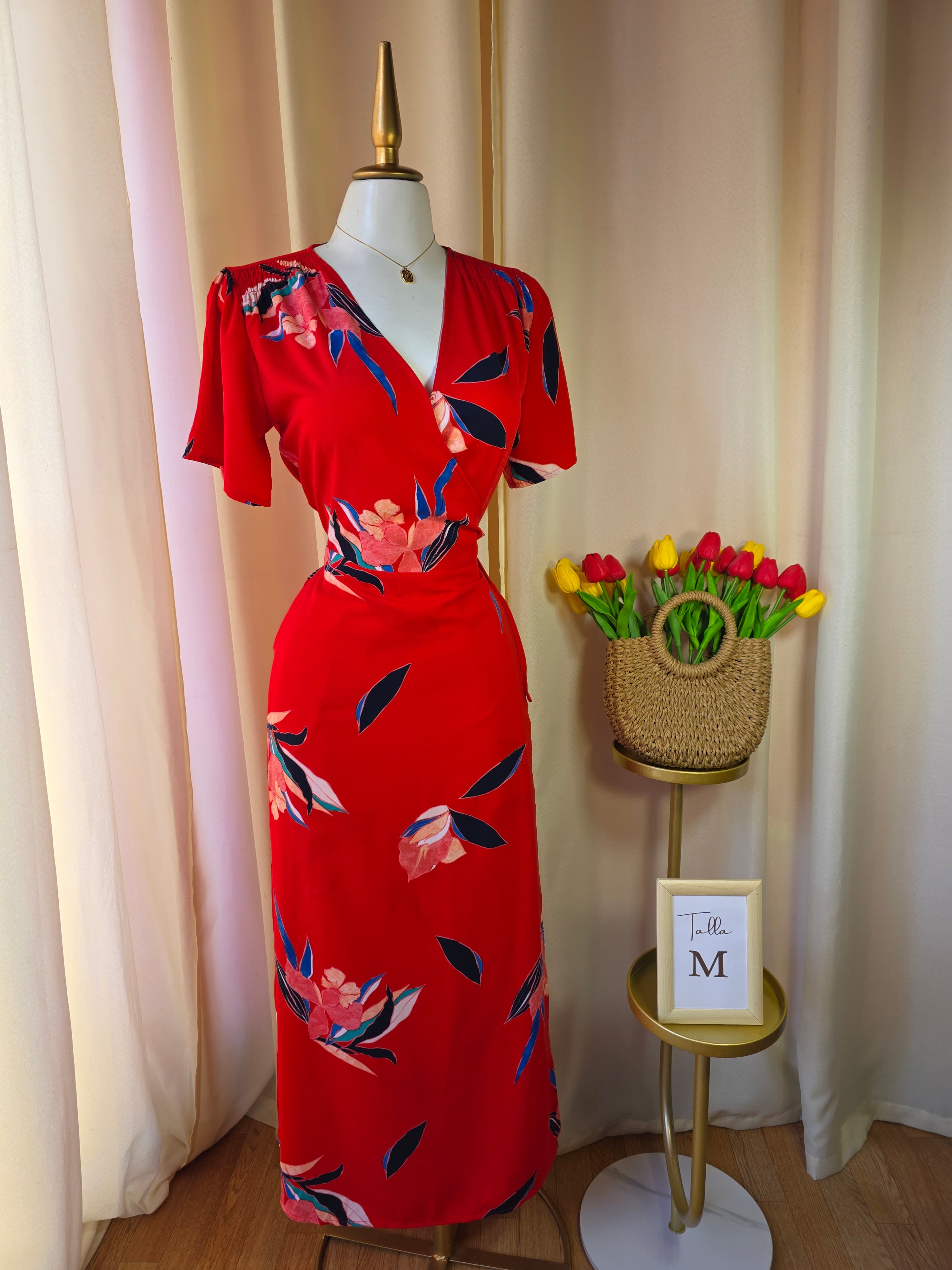 Vestido midi rojo con estampado floral