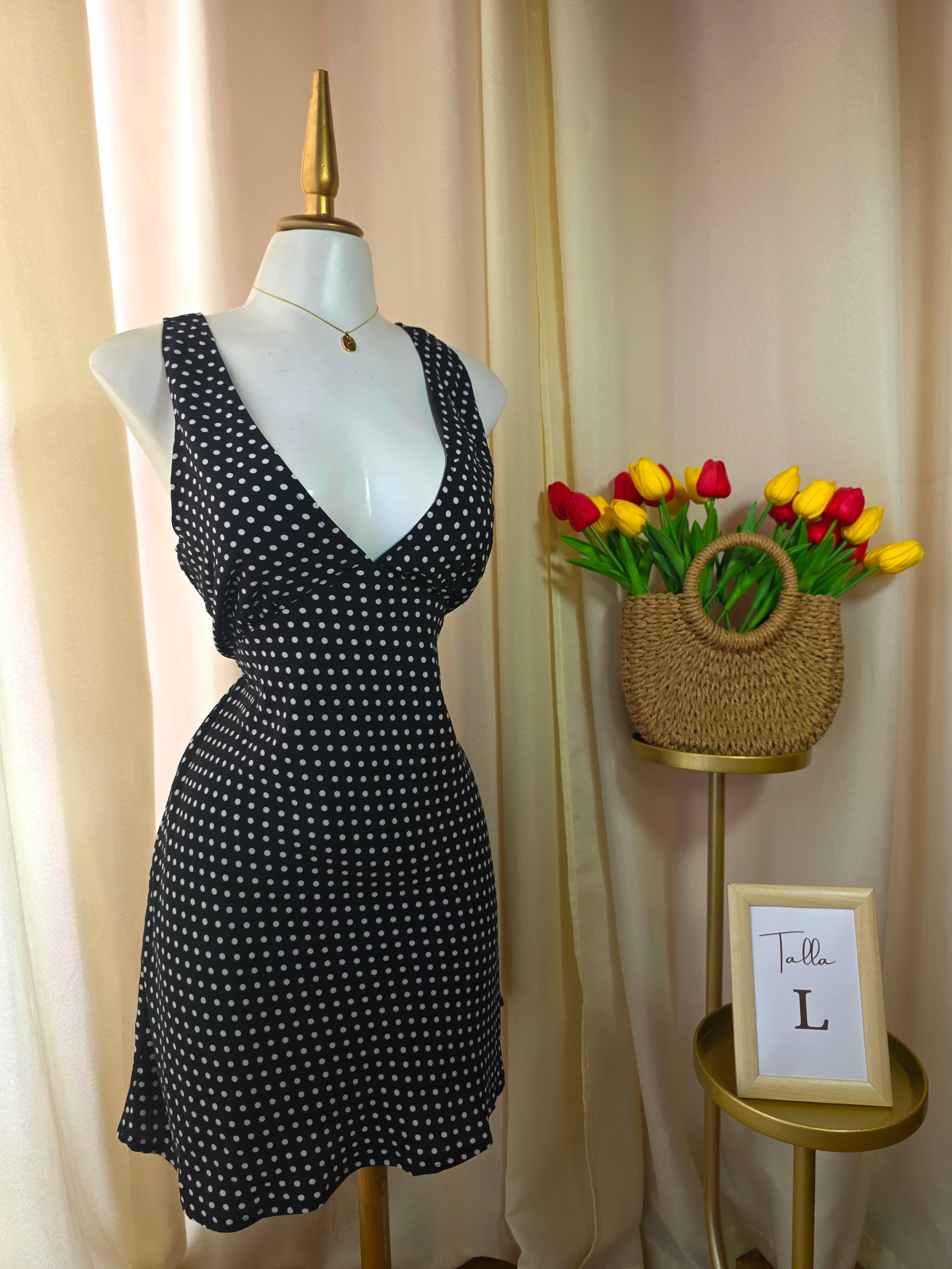 Vestido negro de lunares blancos escote en V