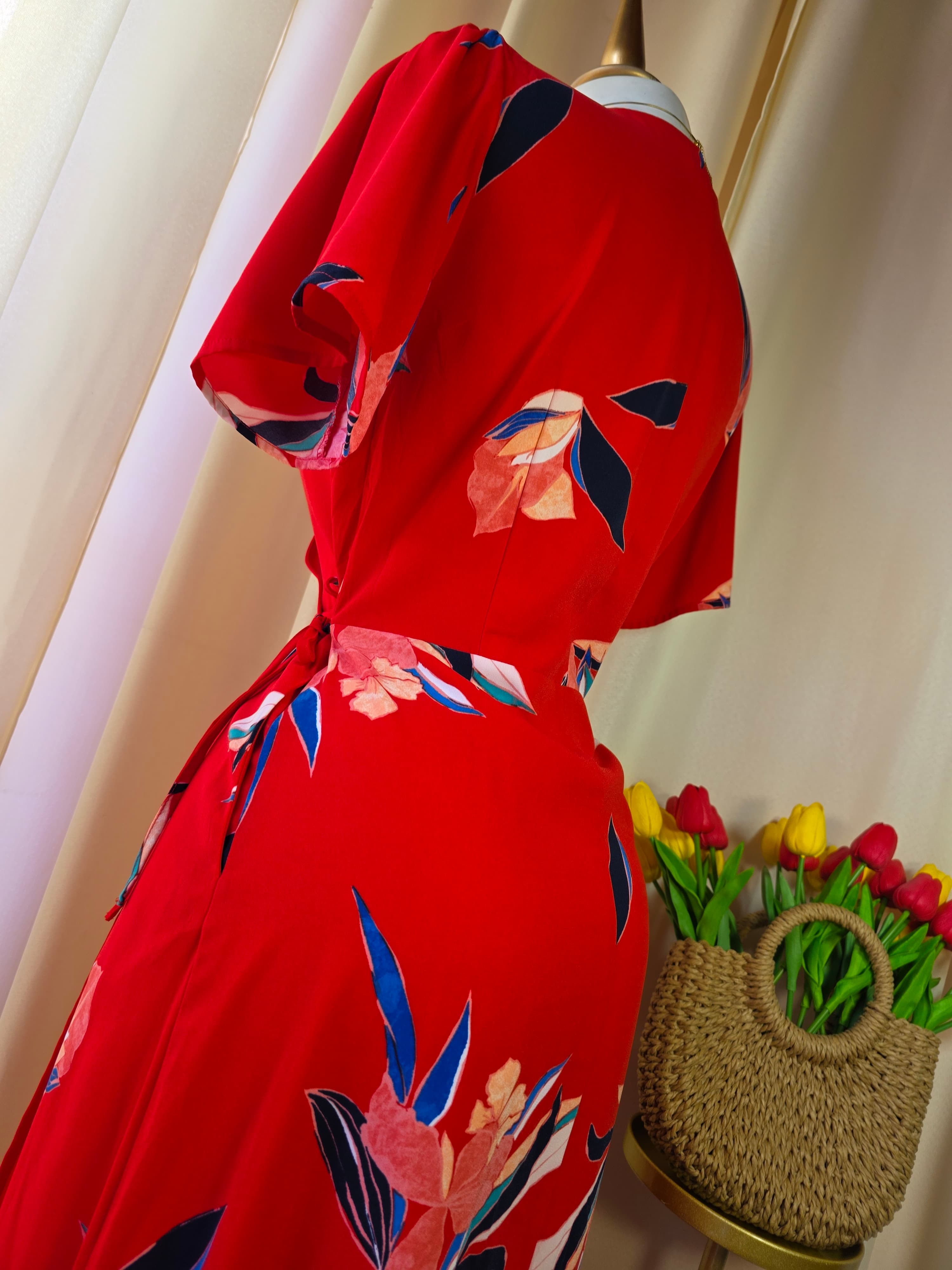 Vestido midi rojo con estampado floral