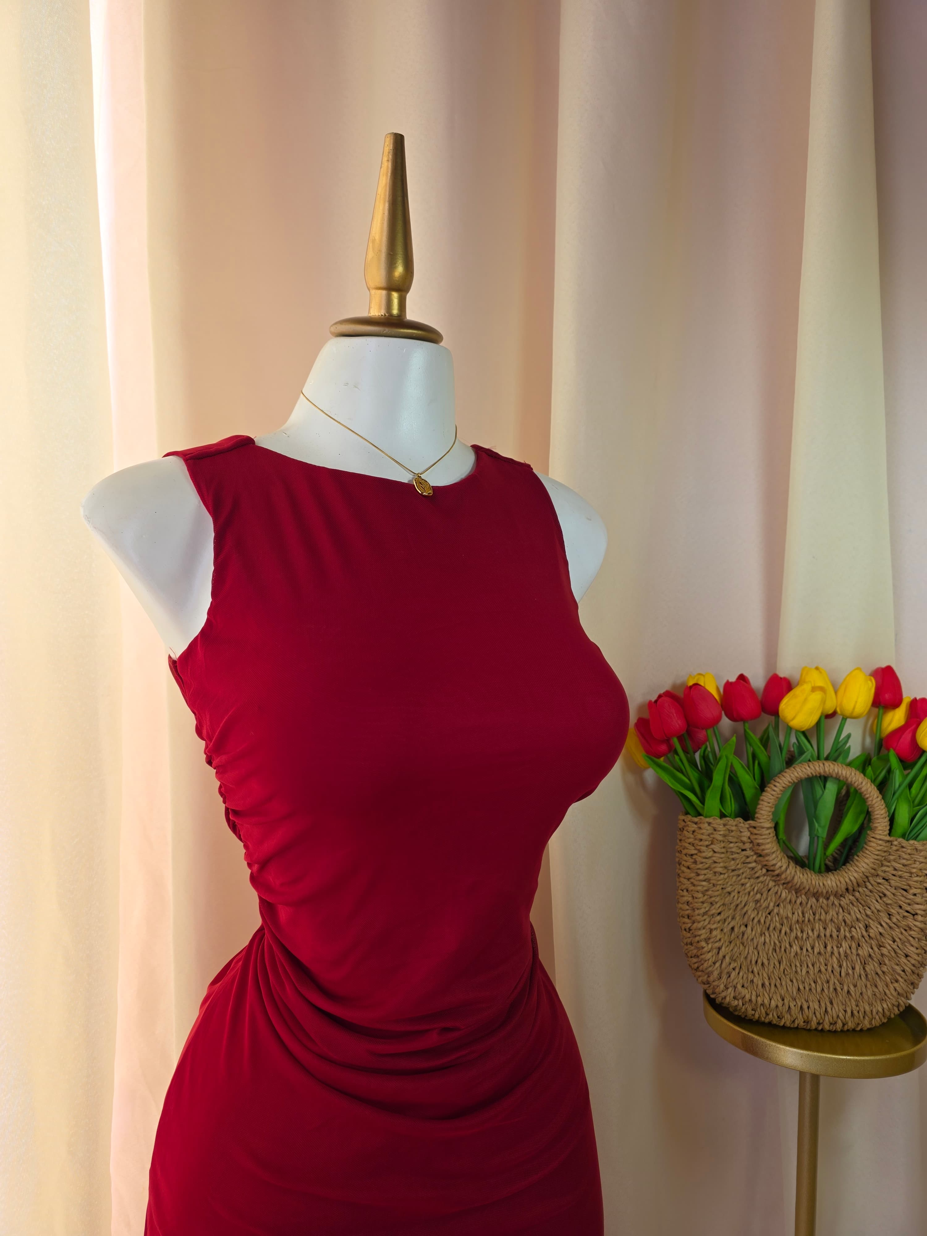 Vestido corto asimétrico con drapeado y olanes