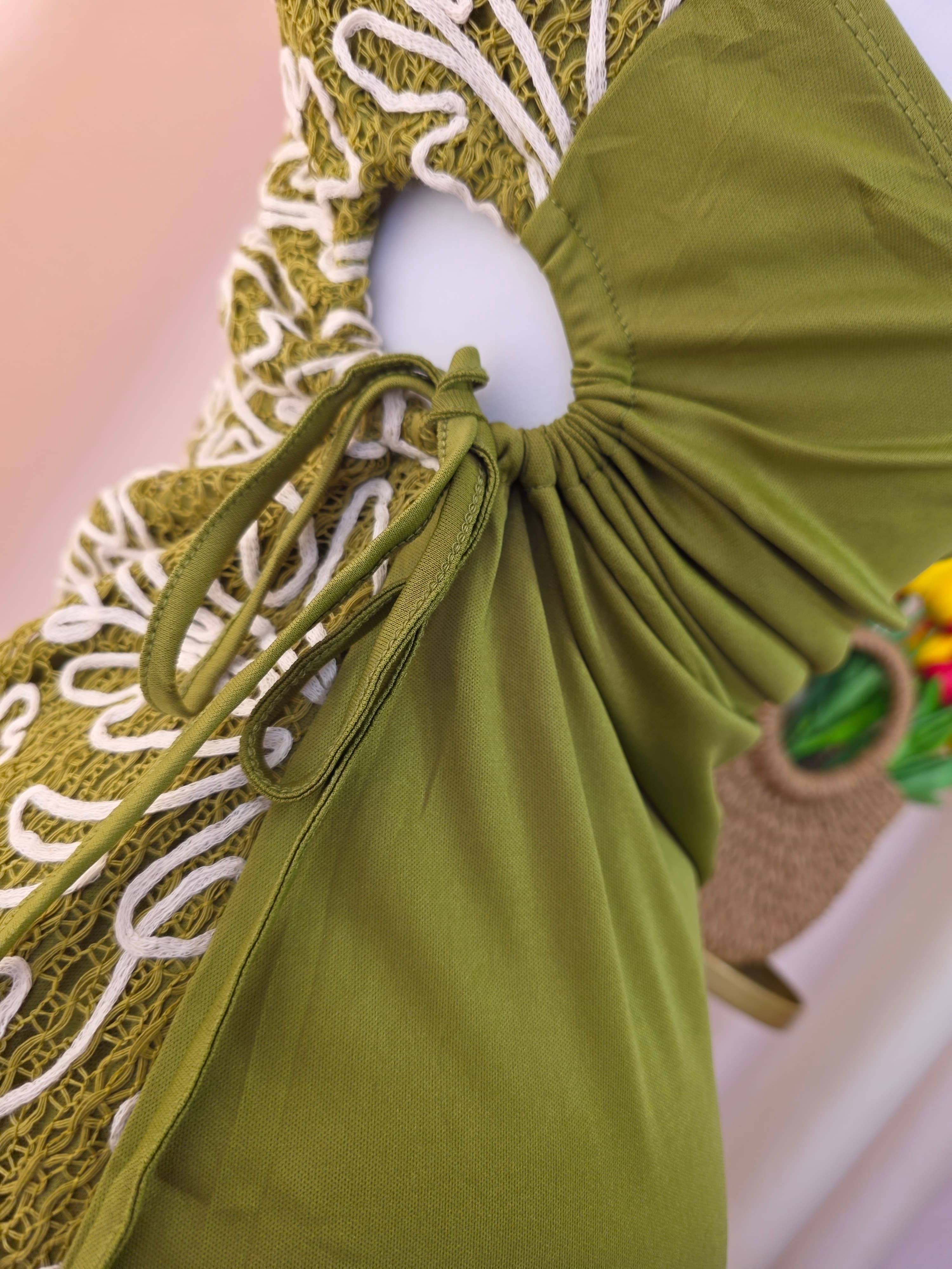 Vestido corto strapless verde oliva con bordado floral